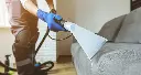 người-đang-giặt-ghế-sofa-bằng-máy-hút-bụi-công-nghiệp..webp